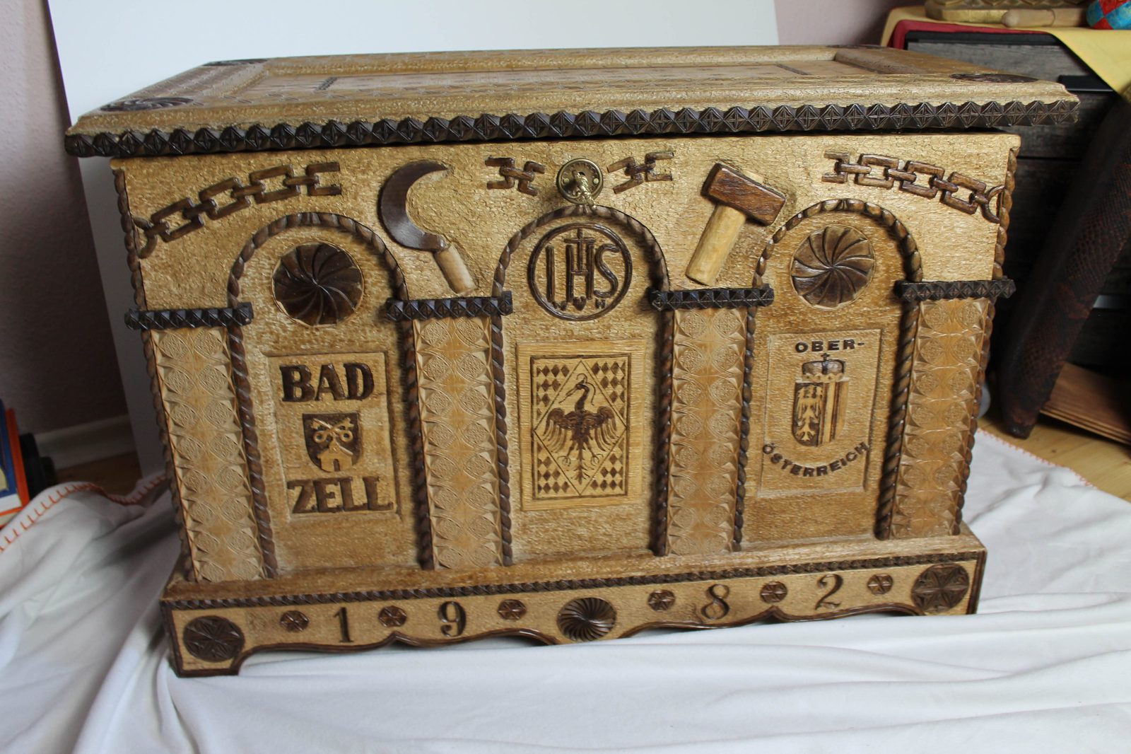 Schatztruhe – carved chest