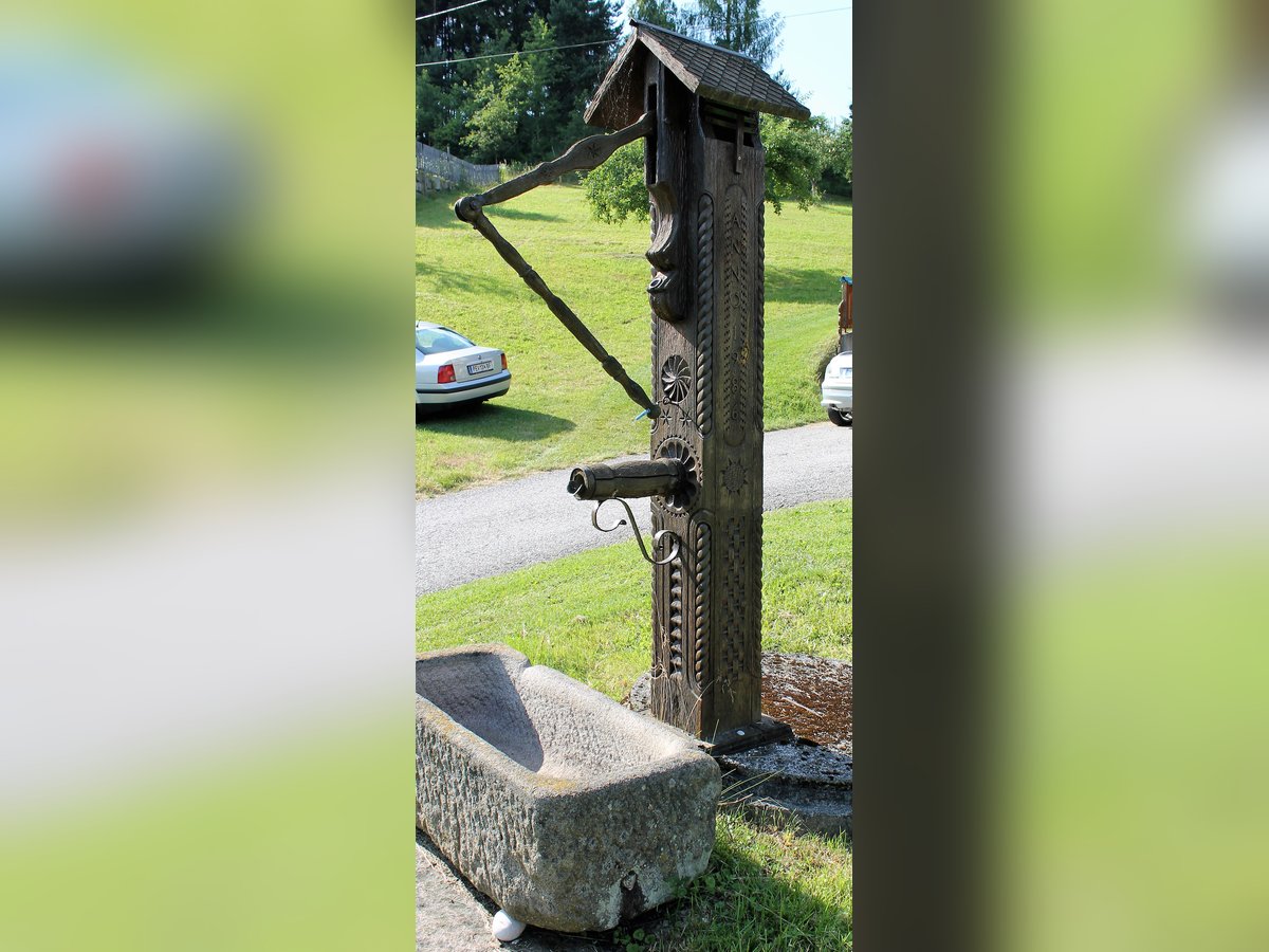 Ziehbrunnen – Schnitzarbeit, Skulptur