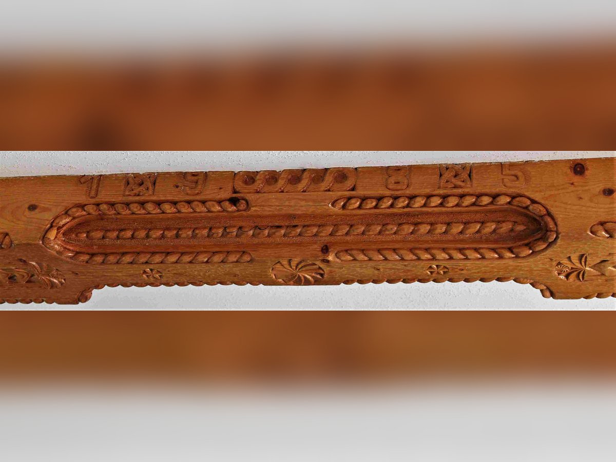 Kerbschnitt-Deckenbalken – Seitenansicht, Ornamentdetail