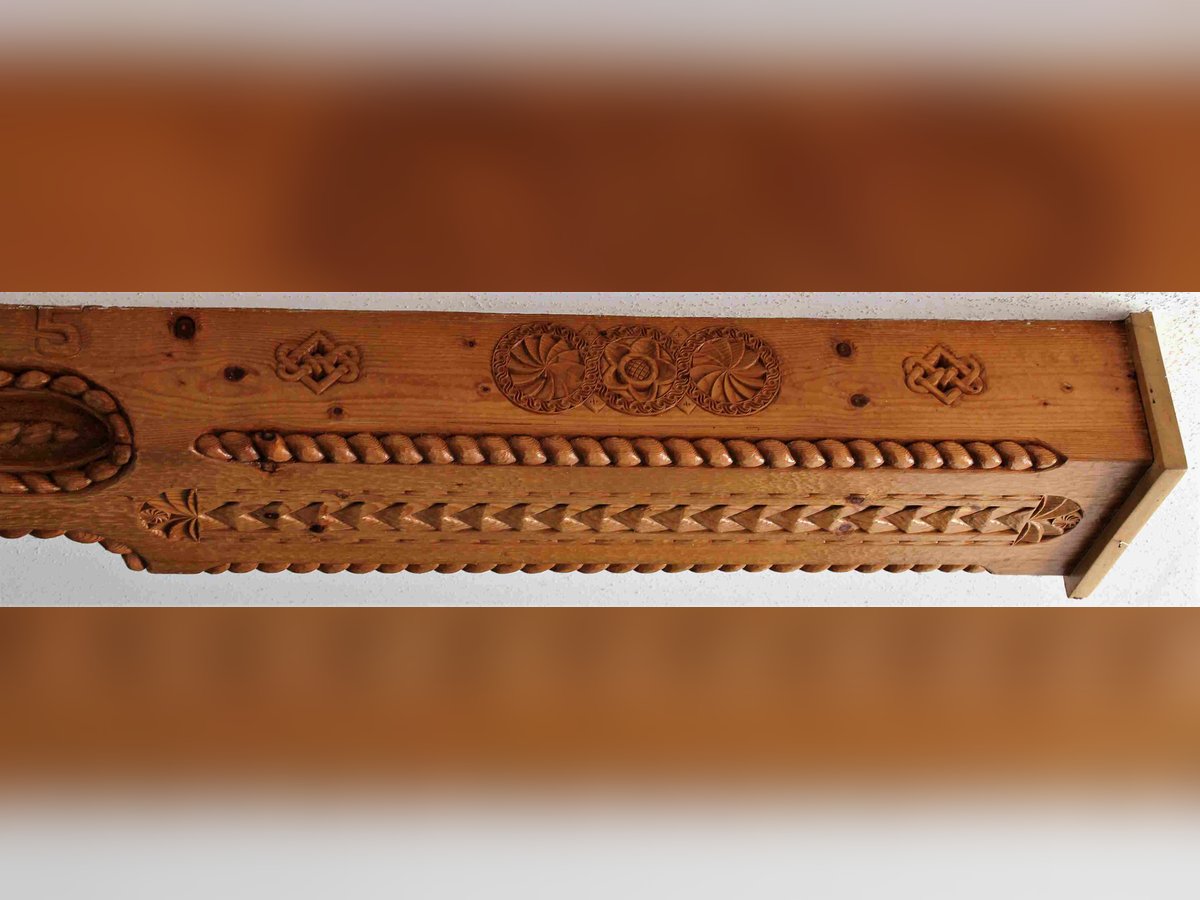 Kerbschnitt-Deckenbalken – Detailaufnahme Kerbschnittmuster