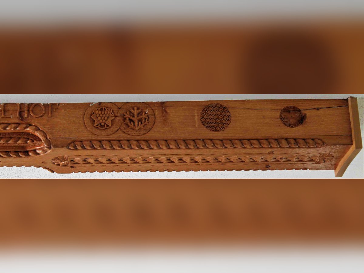 Kerbschnitt-Deckenbalken – Detailaufnahme Rauten und Dreiecke