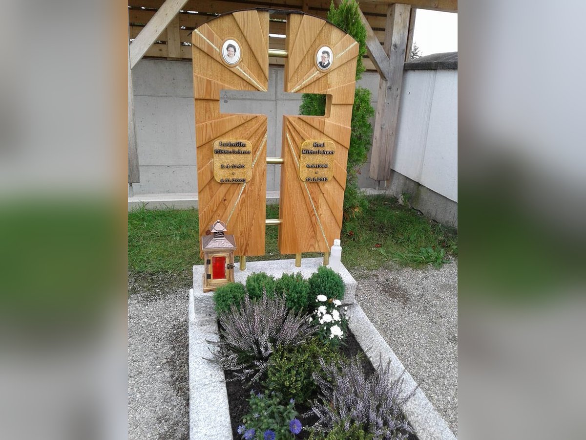 Grabmal der Eltern – weitere Ansicht