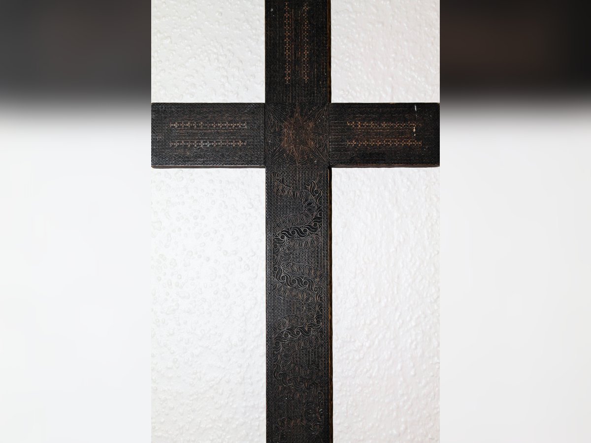 Kreuz mit Rosetten – Kerbschnitzarbeit