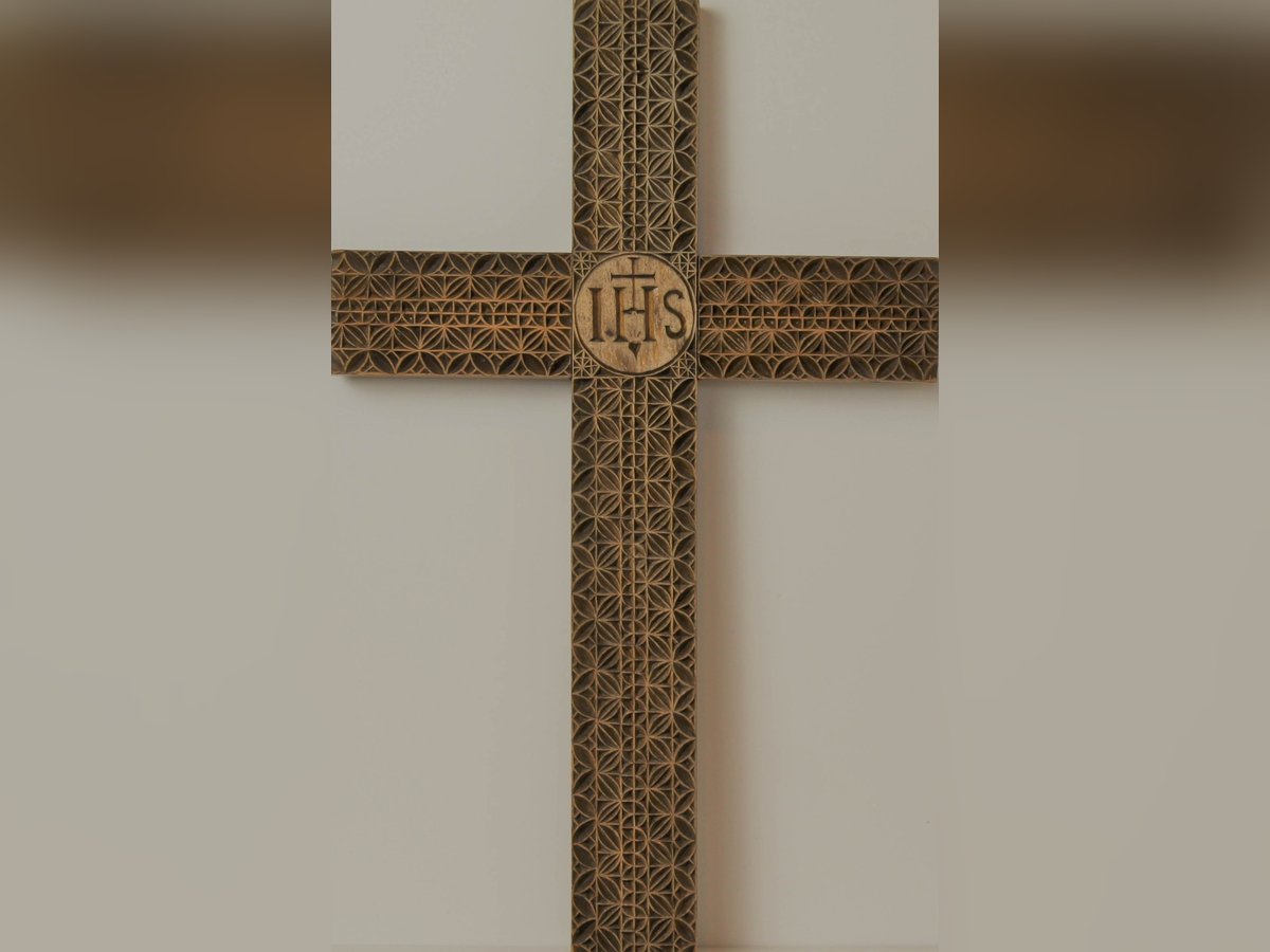 Kreuz mit Rosetten – Seitenansicht