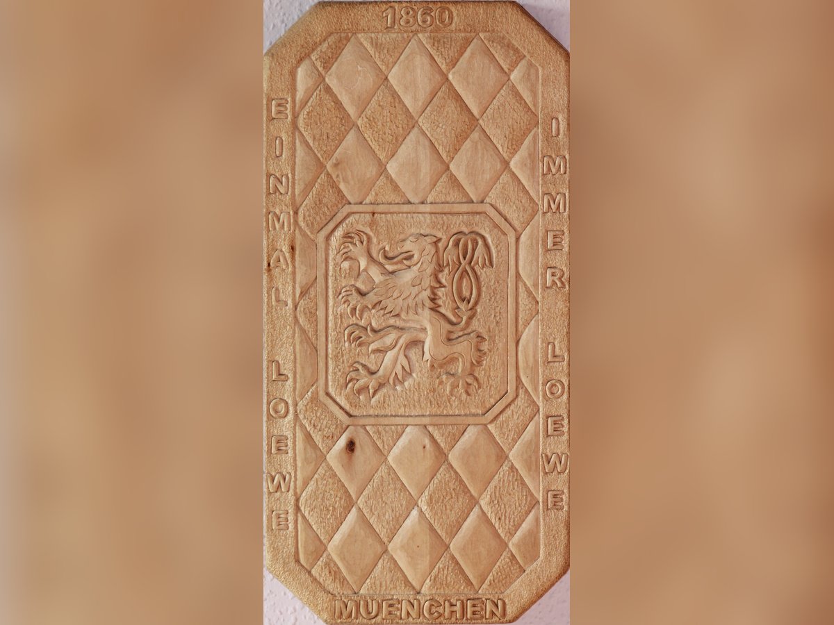 1860 München Löwe – Kerbschnitzarbeit, Lindenholz