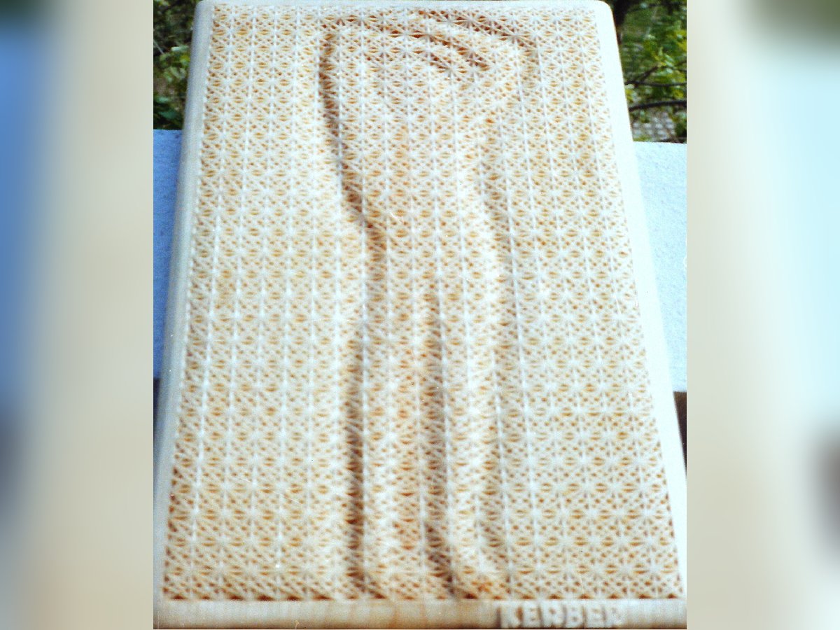 MAN – Reliefplatte, Detailaufnahme Kerbschnitt