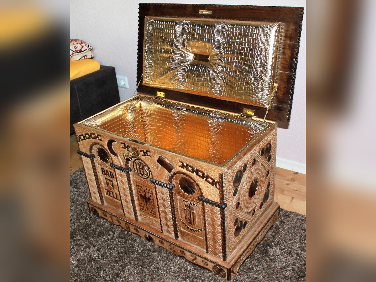 Schatztruhe – Schrägansicht, Seitenpanel mit Rosette