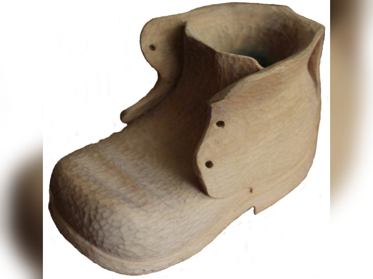 Holzschuhe mit Kerbschnittmustern