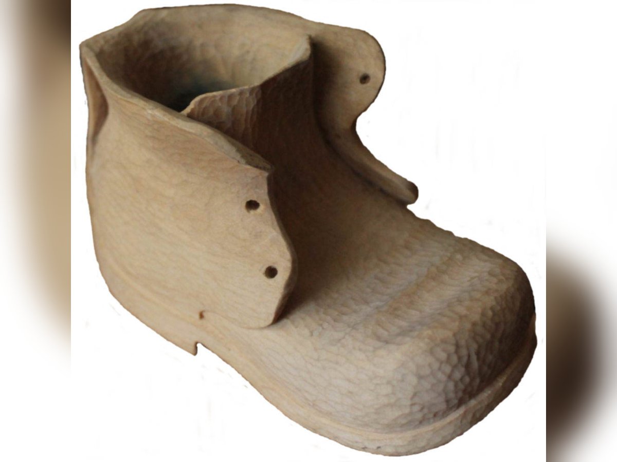 Holzschuhe – Seitenansicht mit Kerbschnittdetail