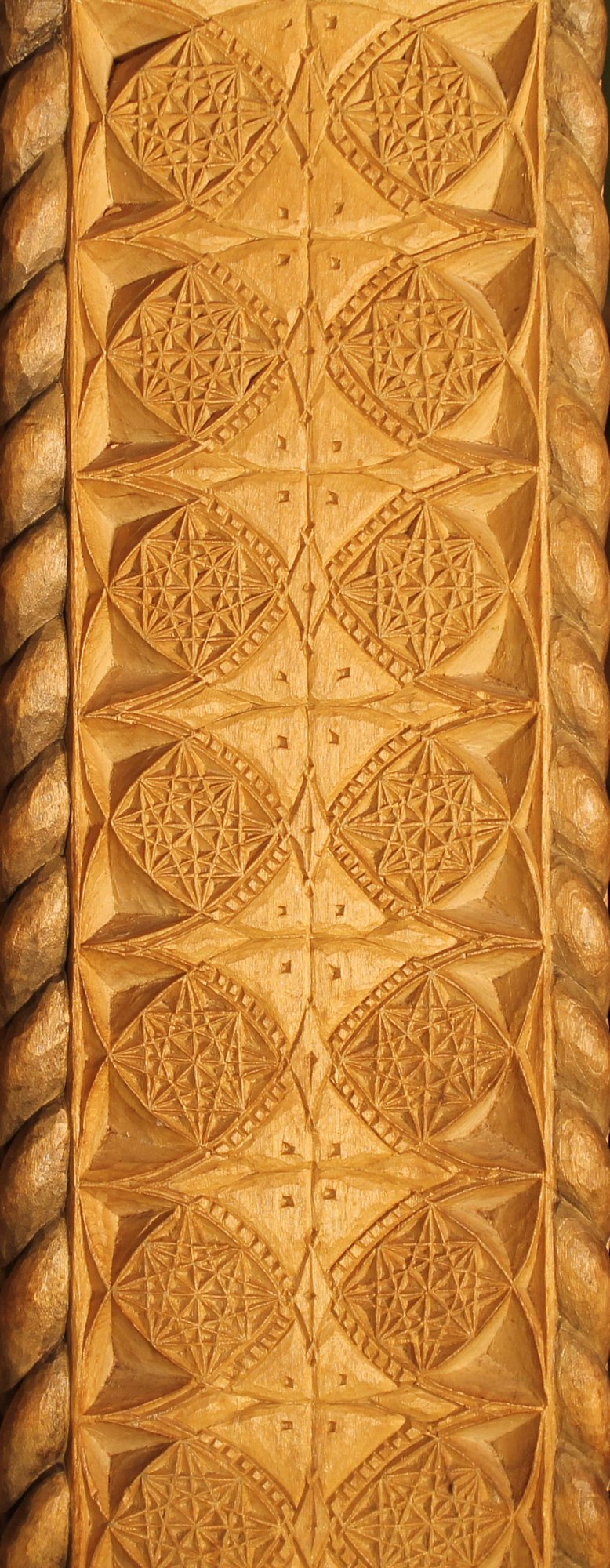 Schatztruhe, Seitenansicht – Kerbschnitzarbeit, Lindenholz
