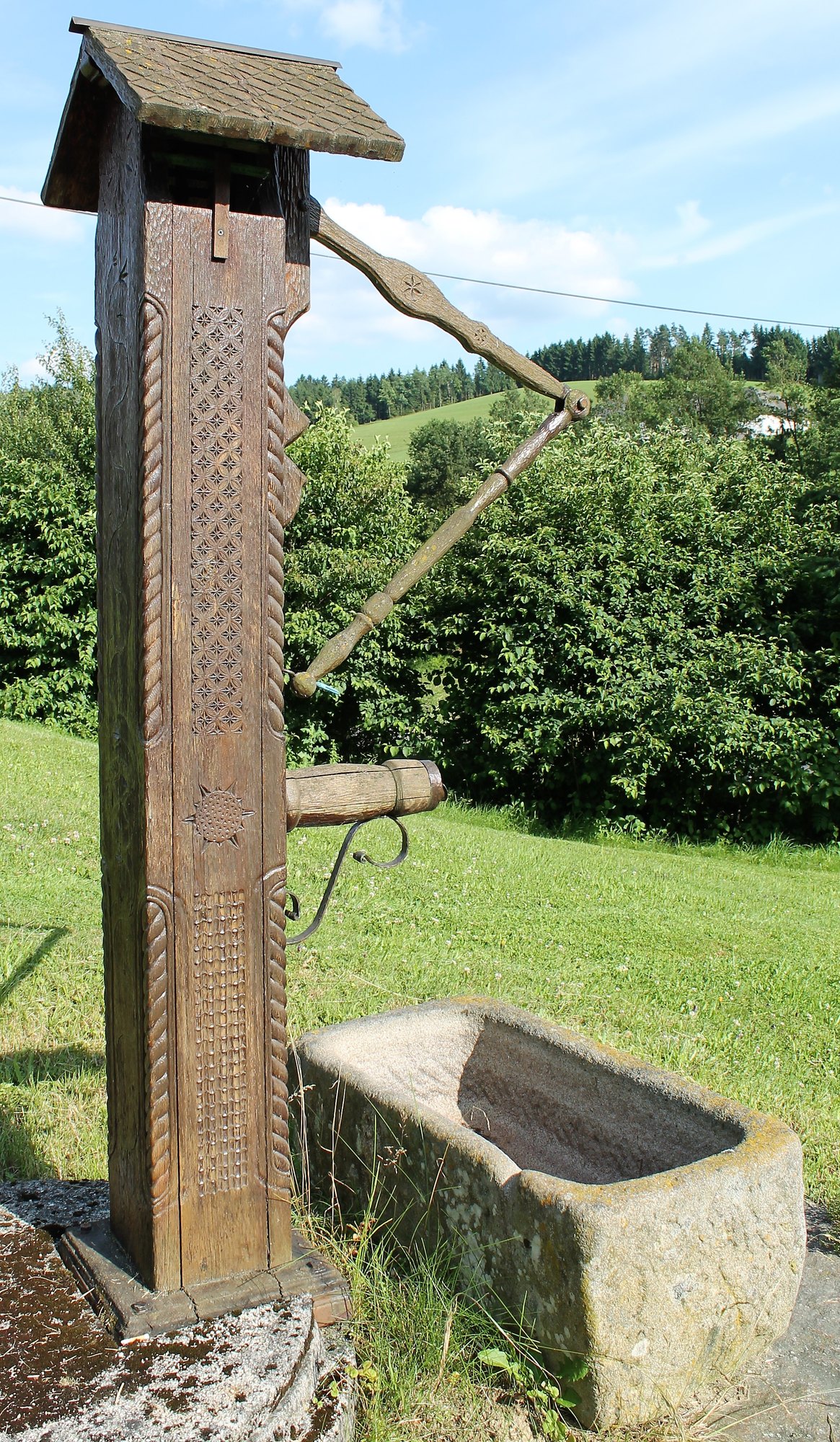 Ziehbrunnen, Detailaufnahme – Kerbschnitzarbeit, Bad Zell