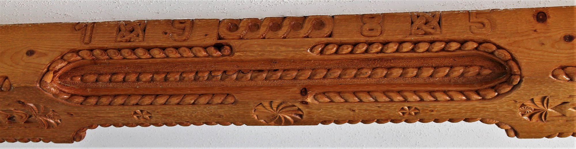 Deckenbalken (Tram), Detailaufnahme rechts – Kerbschnitzarbeit, Bad Zell