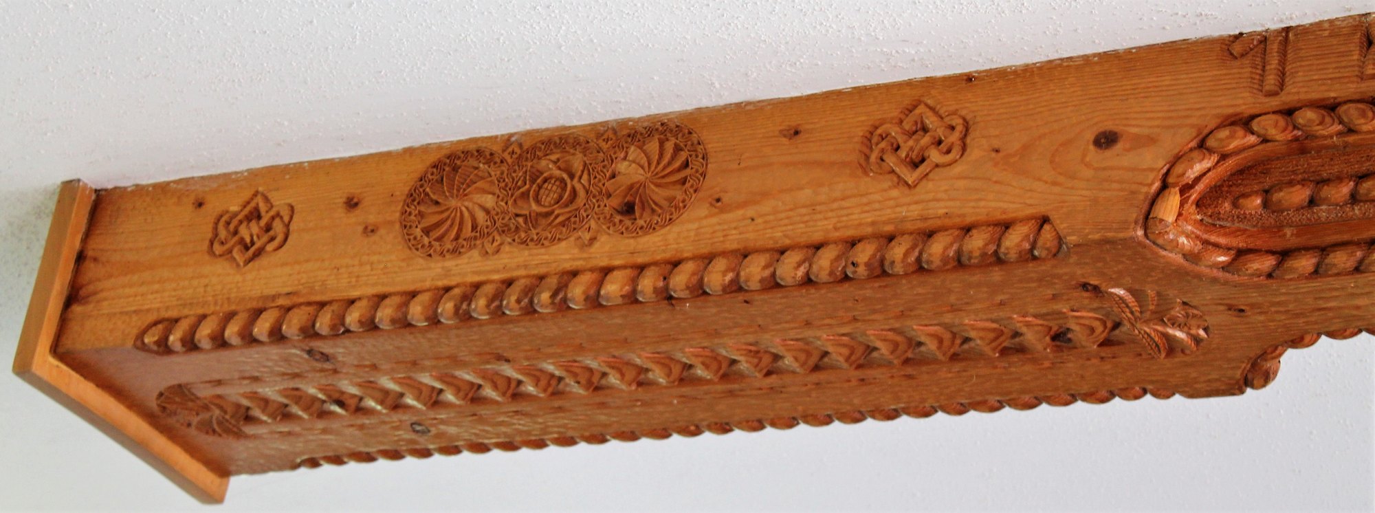 Deckenbalken (Tram), Ornamentdetail – Kerbschnitzarbeit, Bad Zell