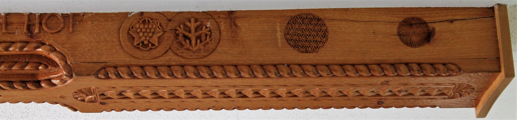 Deckenbalken (Tram), Detailaufnahme Mitte – Kerbschnitzarbeit, Bad Zell