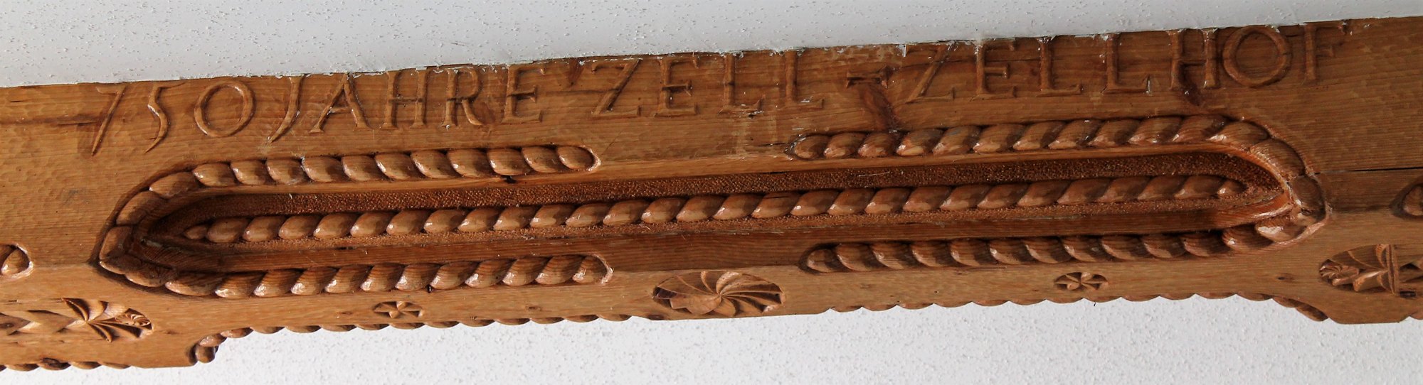 Deckenbalken (Tram), Detailaufnahme – Kerbschnitzarbeit, Bad Zell