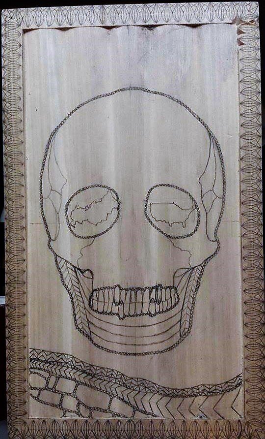 Skull, Detailaufnahme Schädel – Kerbschnitzarbeit