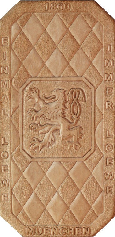 1860 München Löwe, Seitenansicht links – Kerbschnitzarbeit